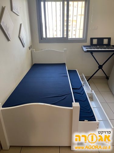 מיטת יחיד עם מיטת חבר נפתחת מעצמלה