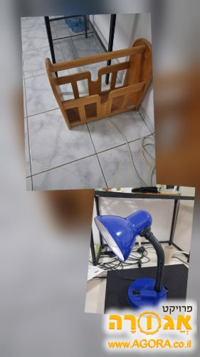 מתקן עיתונים ומנורת שולחן