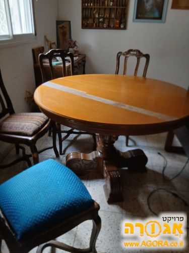 שולחן אוכל עגול וכיסאות