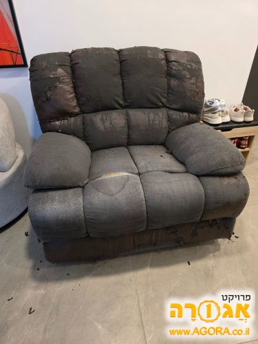 אחלה כורסה .יש צורך בהחלפת ריפוד או כיסו