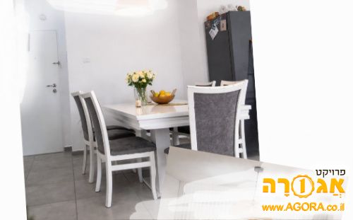 פינת אוכל ו4 כסאות
