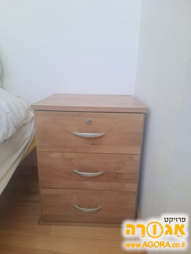 שידה קטנה עם 3 מגירות בצבע חום