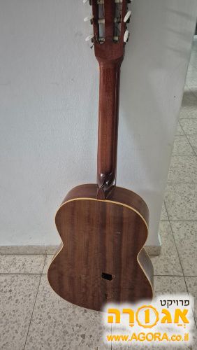 גיטרה לנוי שבורה בחלק האחורי