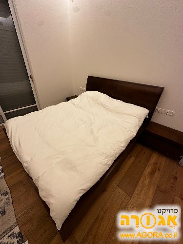 מיטה זוגית עם מזרן ושידות צד