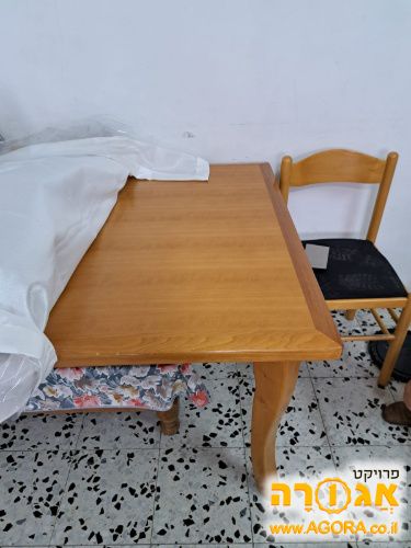 שולחן עם כסאות
