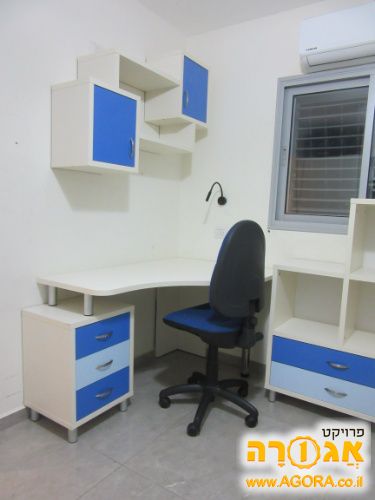 שולחן כתיבה וכוורות