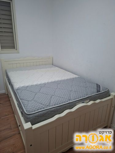 מיטה מעץ מלא עם מזרן