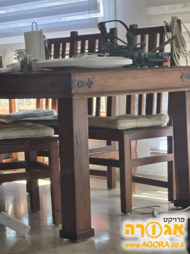 שולחן אוכל וכסאות
