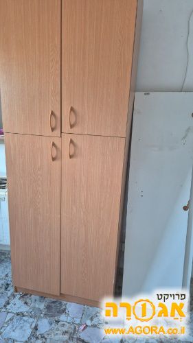 ארון קטן עם דלתות