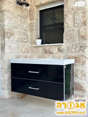 ארון אמבטיה עם כיור