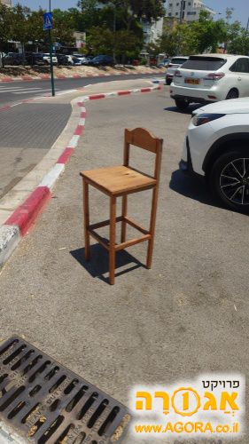 כסא בר מעץ
