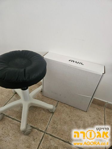 שני כיסאות שרפרף על גלגלים