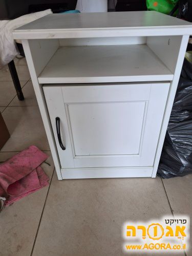 שידת לילה נמוכה