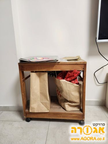 שידת עץ קטנה על גלגלים