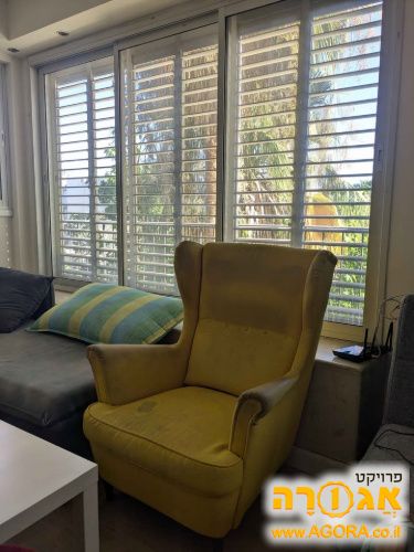 כורסת וינגבק (Wingchair) צהובה ומפנקת