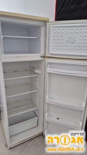 מקרר קטן ישן מאד עובד מצוין