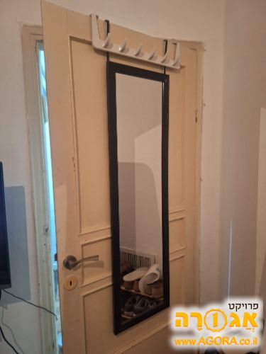 מראה נתלית על הדלת