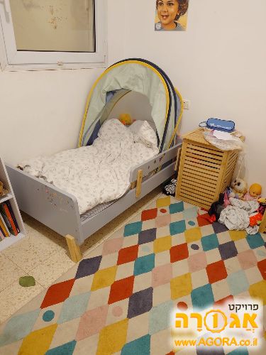 זוג מיטות מעבר כחדשות כולל מזרונים ושידה