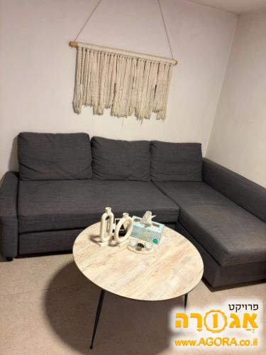 ספה נפתחת ושולחן