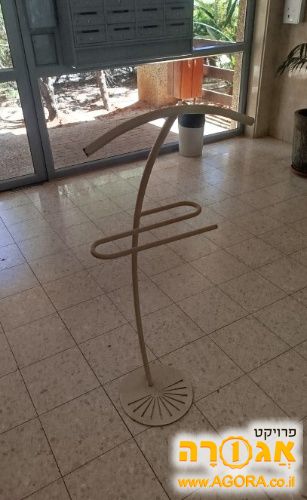 מעמד בגדים מברזל