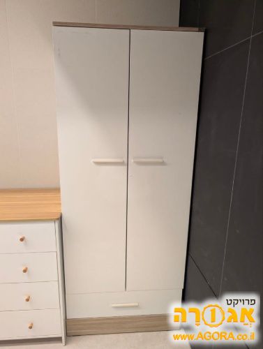 ארון תליה לבן