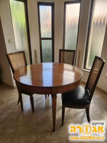 שולחן פינת אוכל עגול מתארך