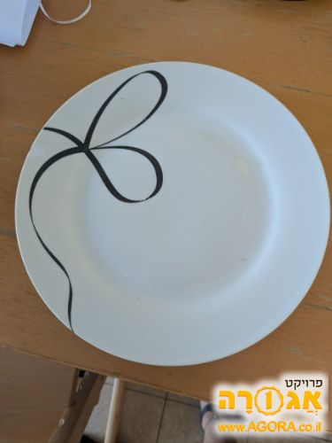 צלחות לבנות