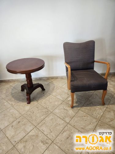 כורסא בודדת מרופדת עם ידיות עץ