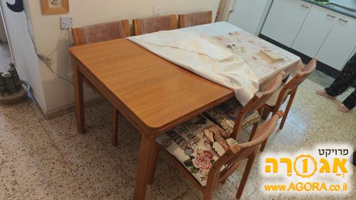 פינת אוכל ושישה כסאות של שמורת הזורע