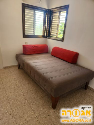 מיטה וחצי ספפה מרופדת