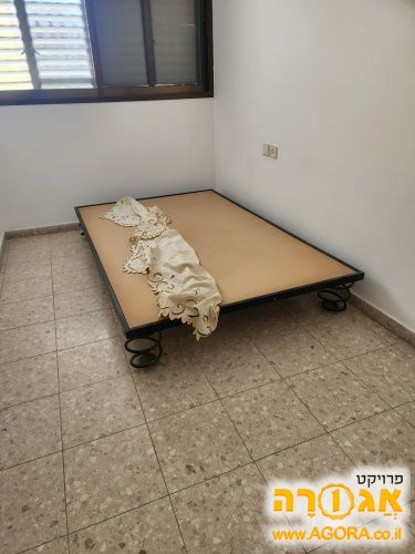 מיטה ,בסיס עם רגלי מתכת ומשטח עץ