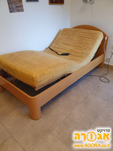 מיטת יחיד עם מנגנון חשמלי