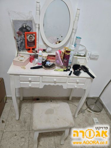 שידת איפור עם מראה וכיסא