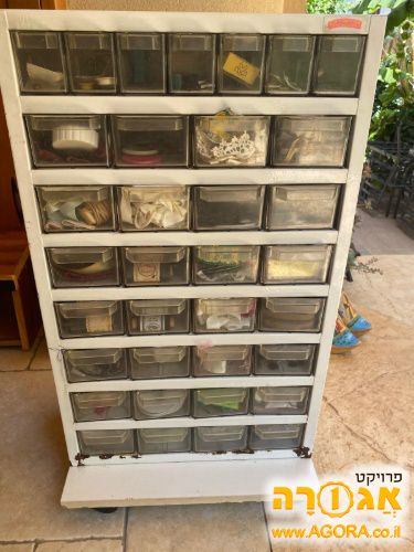 שידת מגירות לתפירה עם תכולה