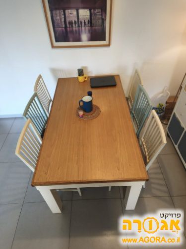 שולחן אוכל עם שישה כסאות