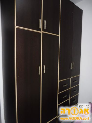 ארון בגדים חום
