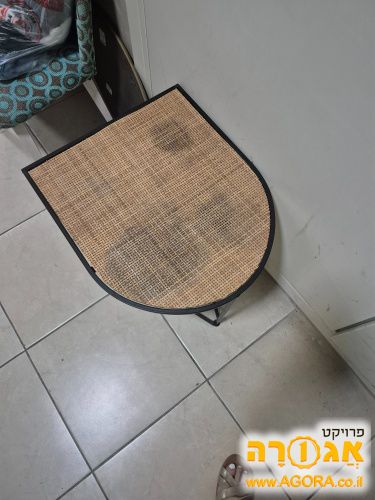 שולחן צד מקש, יש כתמים, מצויין לעציצים