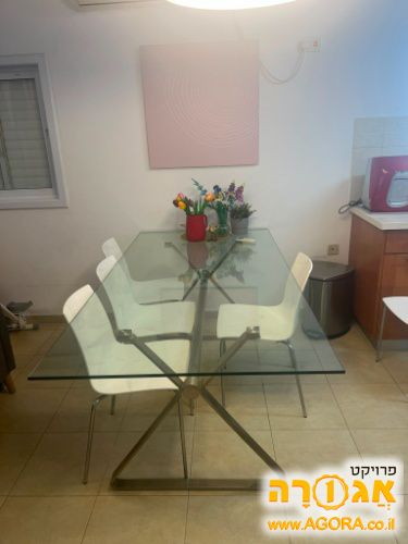 שולחן אוכל מזכוכית, שני מטר על מטר