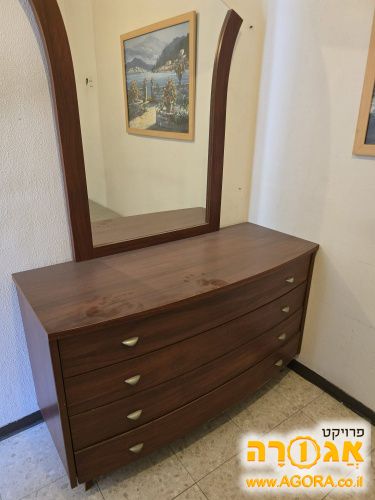 שידה עם מרטה
