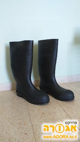 מגפי שלג שחורים מגומי. כחדשים