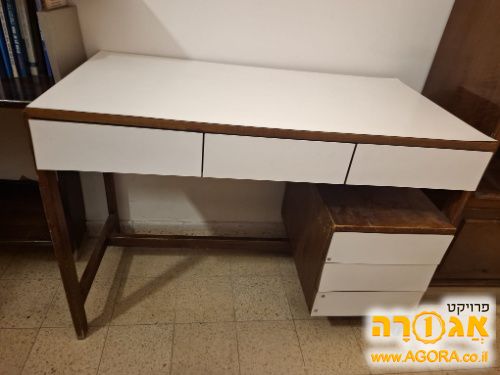 שולחן עבודה עם מגירות