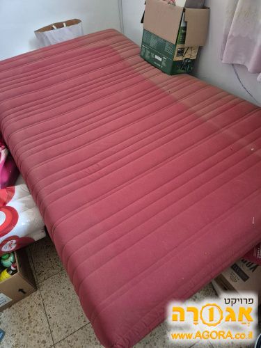 2 מיטות. אחת זוגית. השנייה עם ארגז מצעים