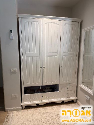 ארון בגדים לבן לנישה , מגירה פגומה ניתנת