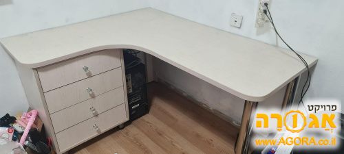 שולחן כתיבה ומגירות