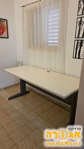 שולחן משרדי גדול ומרווח