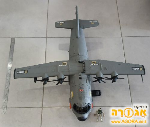 צעצוע מטוס ענק