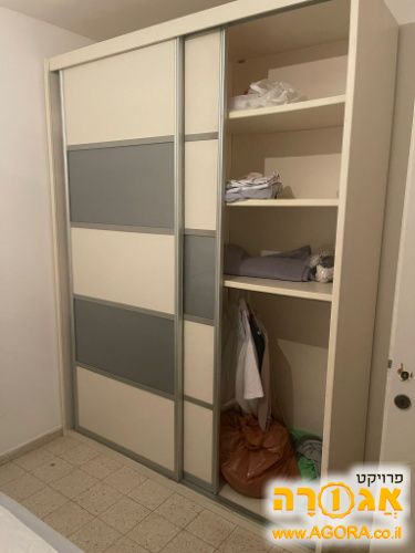 ארון עם דלתות הזזב