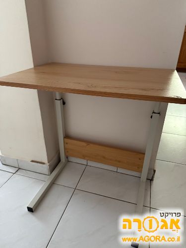 שולחן לילדים מעץ מתכוונן בגובה
