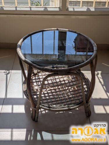 שולחן עץ וזכוכית