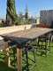 שולחן בר עם כיסאות
